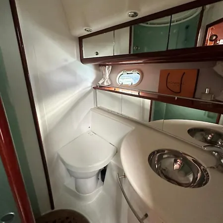 Ботель Yatch The Rock *