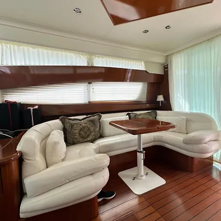 Yatch The Rock Ботель *