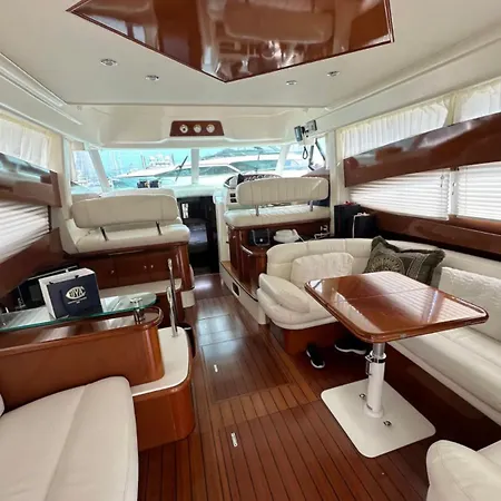 Yatch The Rock Botel